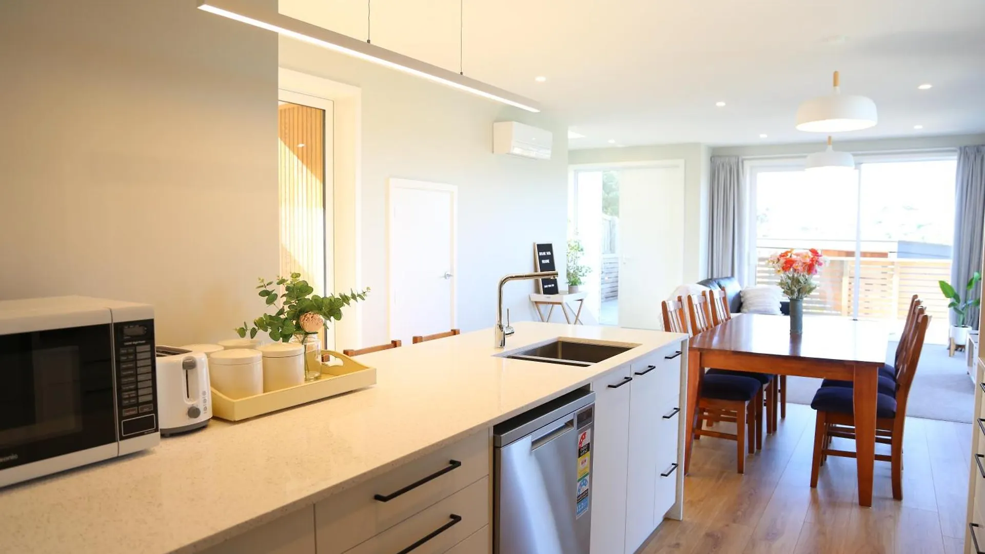 Villa Skyline Vista - Entirely New House With Luxe Views, Espresso, Netflix & Free Parking Wellington 0*,  Nueva Zelanda